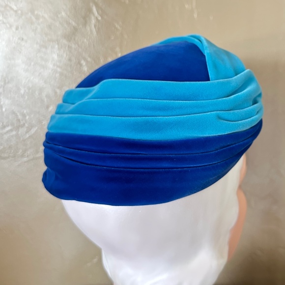 STRIKING 1970s\' TWO-TONE BLUE VELIUR \